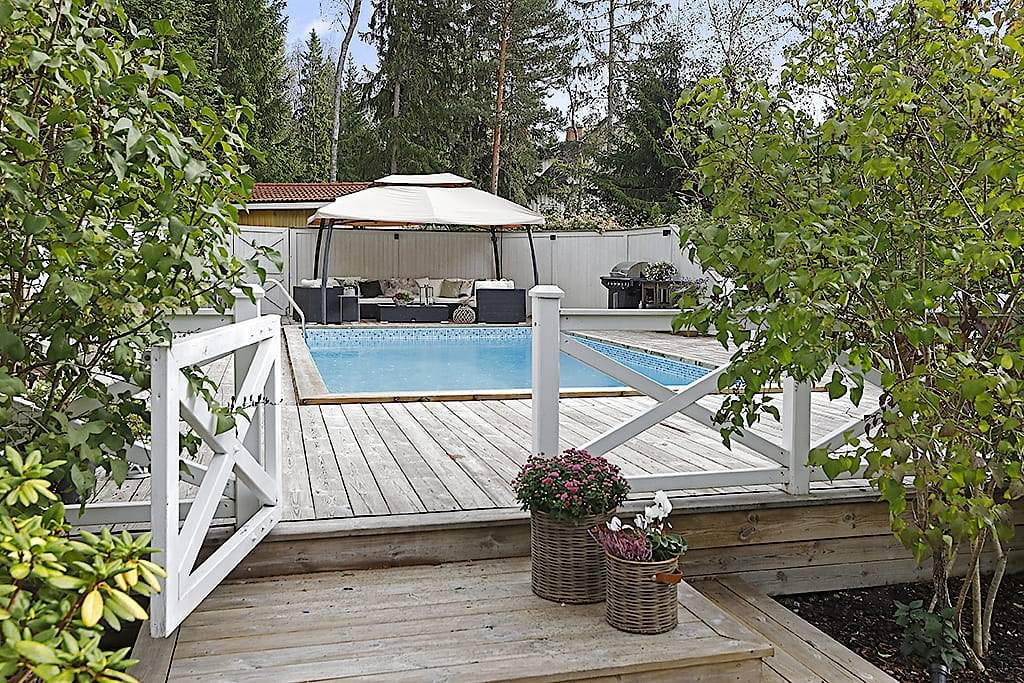5. Nybyggd altan runt pool Norrtalje Osthamra