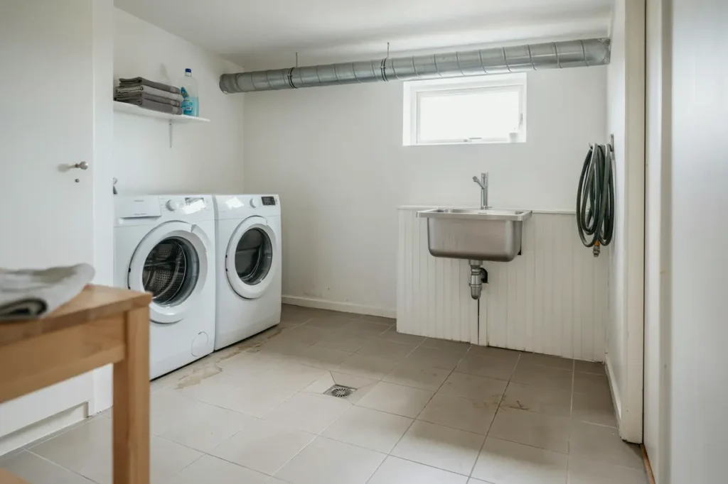 renovera tv ttstugan i villa praktiska val f r golv avlopp ventilation och fukts kert utf rande